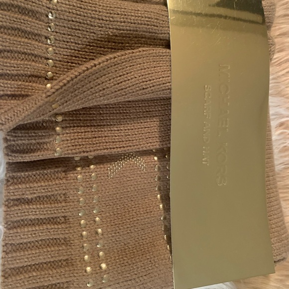 MICHAEL KORS HAT AND SCARF SET. - Picture 3 of 4